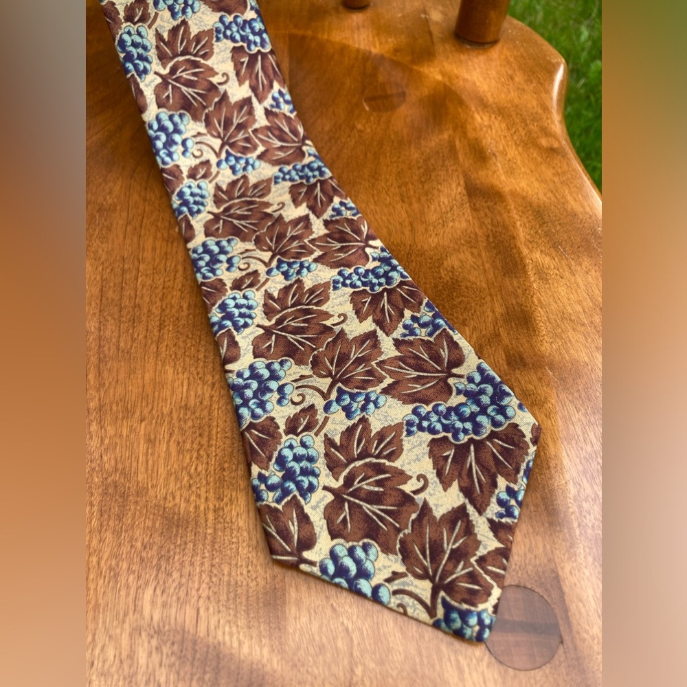 Vintage Claiborne Men’s Necktie, Brown/Blue Grape Vines